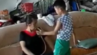 好厲害的“小孩哥”，老人在家中突發(fā)腦梗暈倒，7歲孫子冷靜聯(lián)系施救