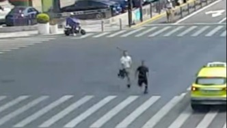 上海街頭上演超燃抓捕一刻，民警：“他是賊我一定要抓住他”