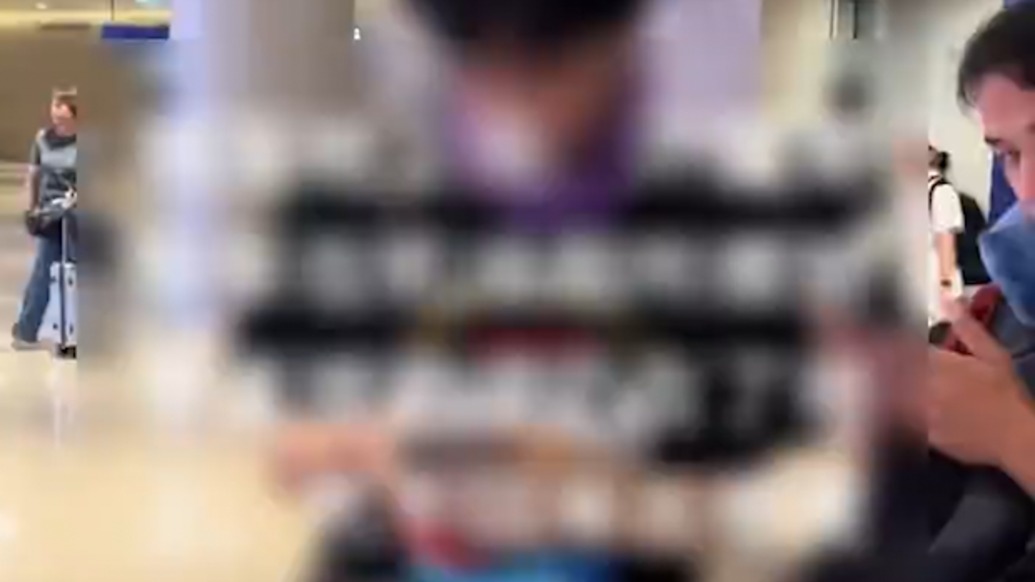 “請(qǐng)你去撿起來(lái)”，外國(guó)青年在機(jī)場(chǎng)亂丟垃圾，被中國(guó)男子霸氣制止