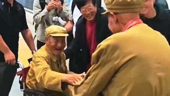 勝千言｜英雄迎接英雄：兩位“90后”志愿軍老兵千里赴約
