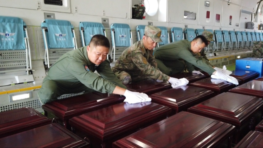 向志愿軍英烈致敬！運(yùn)-20機(jī)組人員擦拭棺槨并致以崇高軍禮