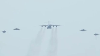 接運志愿軍烈士遺骸的運-20進入我國領空，4架殲-20護航