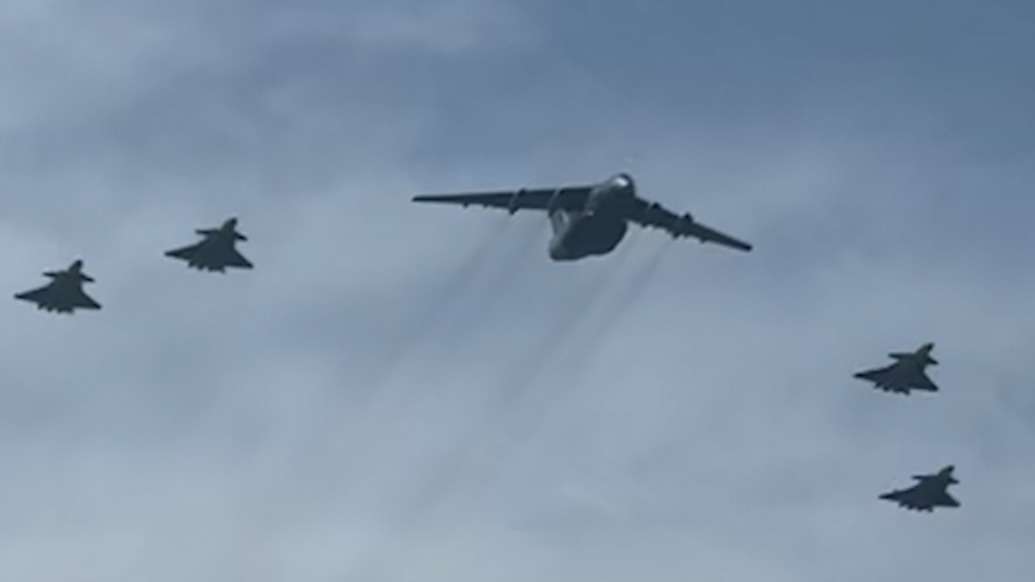 接運志愿軍烈士遺骸的中國空軍編隊抵達(dá)沈陽機(jī)場上空，低空通場