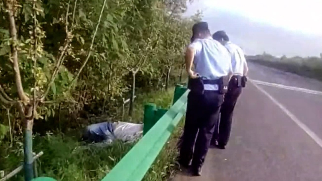 兩口子車上吵架醉酒丈夫被“扔”路邊，事后妻子不放心假裝路人報警