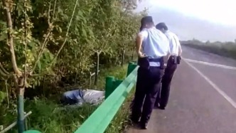 兩口子車上吵架醉酒丈夫被“扔”路邊，事后妻子不放心假裝路人報警