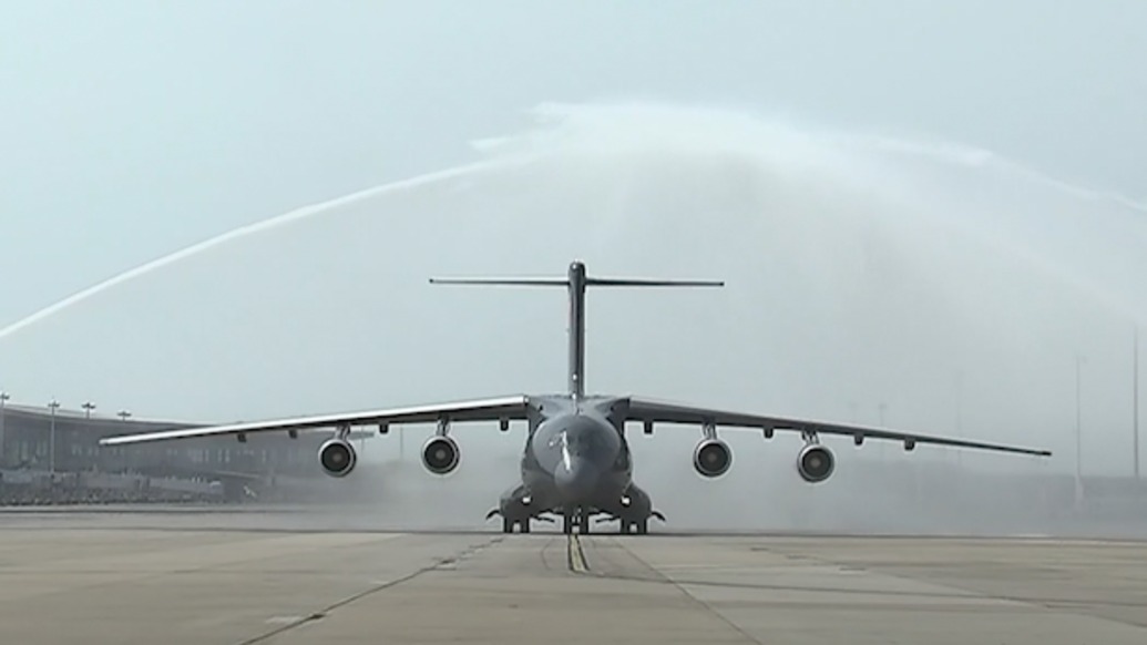 接運(yùn)志愿軍烈士遺骸專機(jī)抵達(dá)沈陽,運(yùn)-20過水門,4架殲-20以四機(jī)楔隊(duì)再次通場