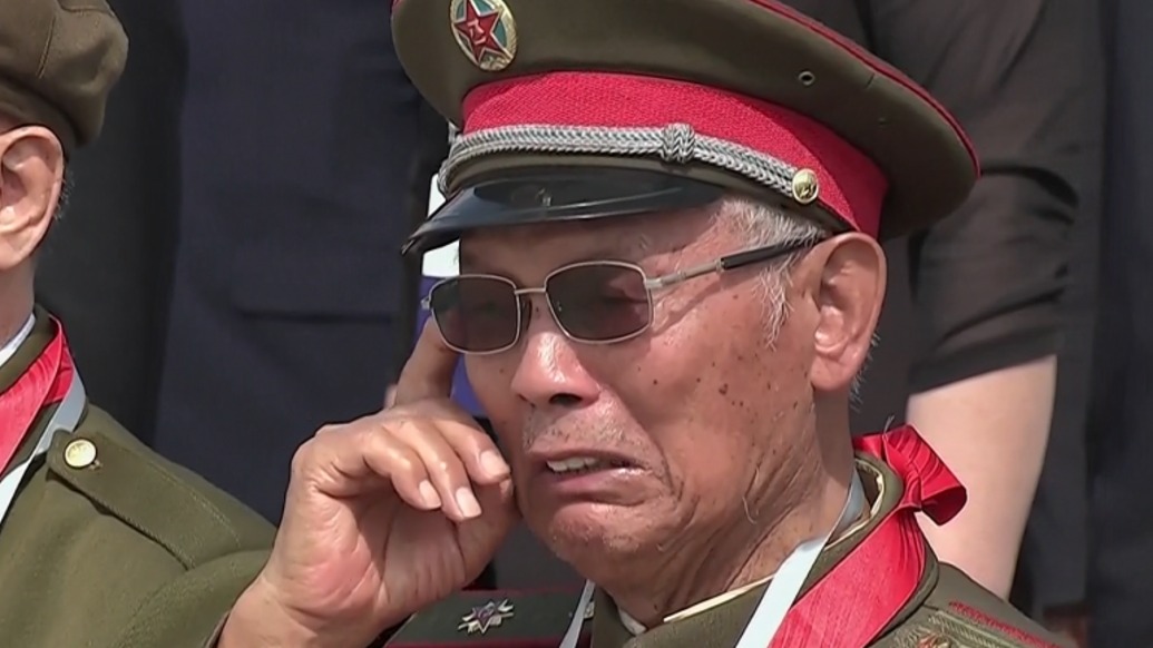 江山不负英雄泪!志愿军老战士迎回战友现场落泪