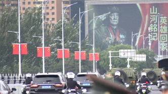 沈陽(yáng)實(shí)行交通管制，車(chē)輛不能從護(hù)送烈士遺骸車(chē)隊(duì)上方立交橋駛過(guò)