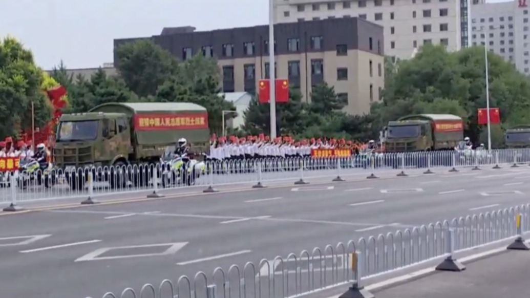 第十二批在韓志愿軍烈士遺骸歸國,沈陽市民沿街肅立迎接