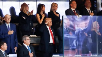 政治盟友遭槍殺后，特朗普觀賽包廂前豎起防彈玻璃