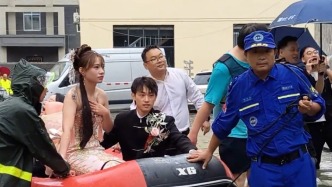 救援艇变“婚船”！许昌暴雨拦路，救援队员驾船转运新人