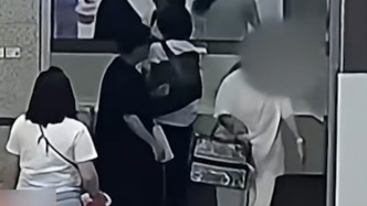 還的是錢暖的是心，女子將20萬元現(xiàn)金遺落在衛(wèi)生間，熱心旅客拾金不昧歸還
