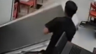 救下女童不留名的小伙找到了，消毒柜倒下時他用手臂為孩子撐出“安全屋”