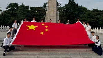 香港師生帶著天安門國旗來到沈陽，志愿軍烈士們一定看到了！