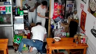 老人早餐時突發(fā)心梗，特警跪地施救贏得生機