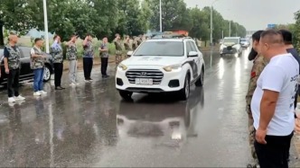 現(xiàn)役軍人休假時(shí)為救落水者犧牲，家鄉(xiāng)群眾雨中送行