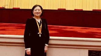 上海護(hù)士邢紅在人民大會堂獲頒第50屆南丁格爾獎(jiǎng)