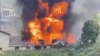 湖南一油罐车侧翻起火致2死，初步确定为司乘人员