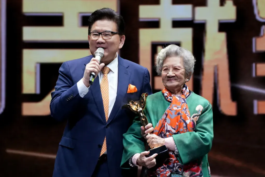 纪念｜陈奇：一直都闪烁着崇德尚艺的神圣光芒