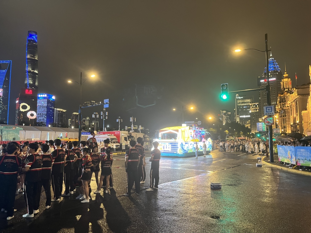 以满腔热忱点亮今夜的上海，25辆巡游花车“盛装”亮相外滩