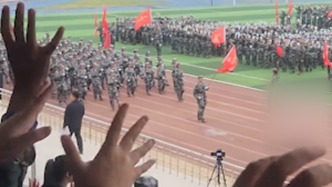 看似鴉雀無聲實則“掌聲如雷”，聽障大學(xué)生亮相軍訓(xùn)匯演，全場師生奮力揮手