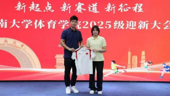 全紅嬋到暨南大學報到，正式成為大一新生！與院長蘇炳添合影留念