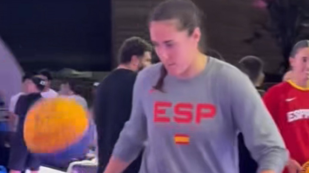 女子三人籃球年度總決賽，西班牙球員秀腳法