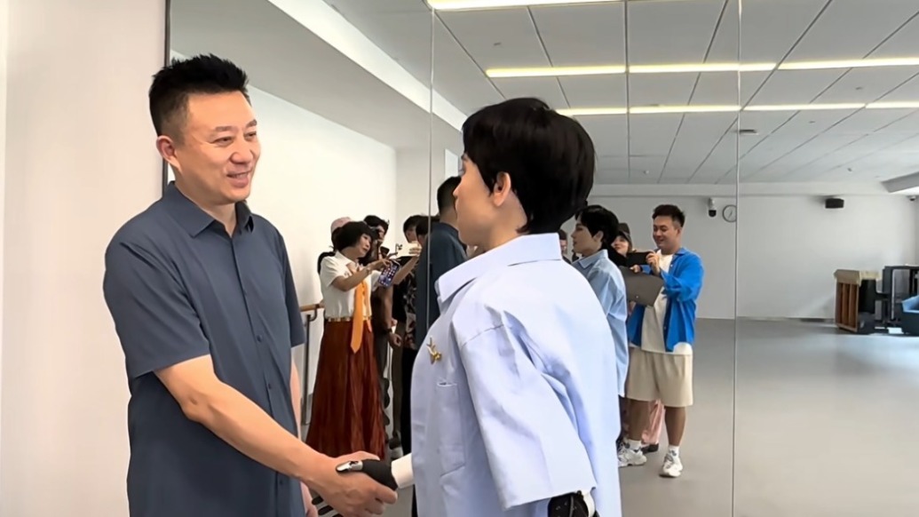 全國(guó)首位機(jī)器人博士生上戲報(bào)到，與央視主播潘濤成為了同學(xué)