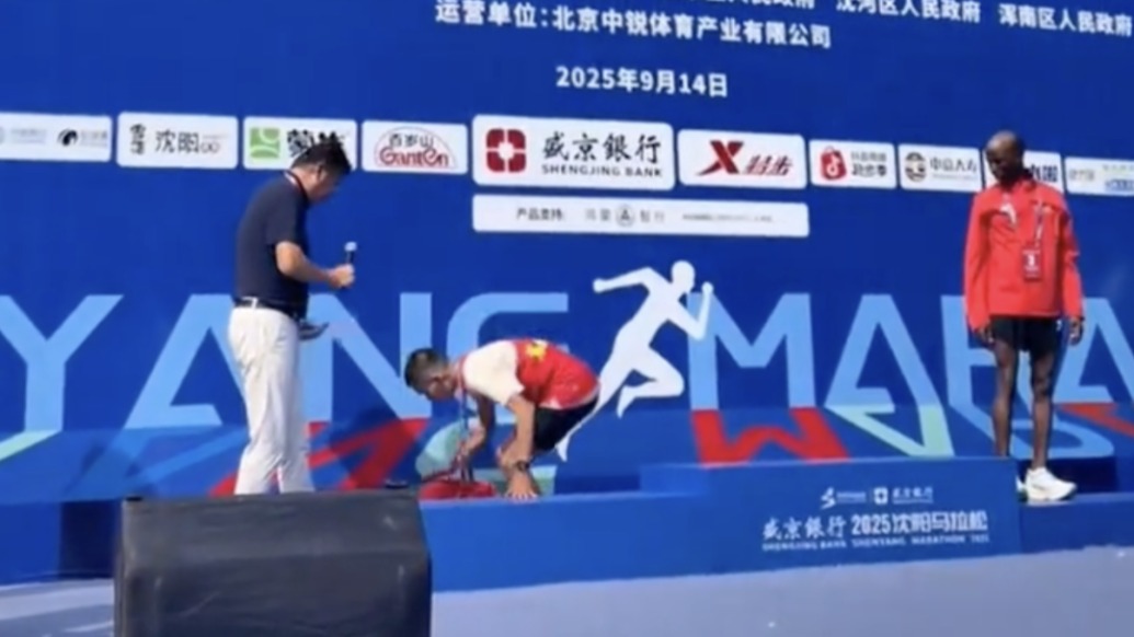 沈阳马拉松冠军颁奖时摔倒，选手回应：低血糖所致，休息后恢复