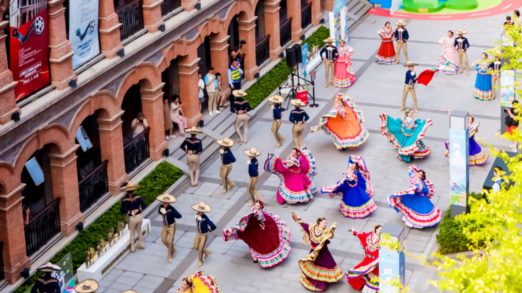 四大国际表演方队空降百年老弄堂，开启全新光映艺术季