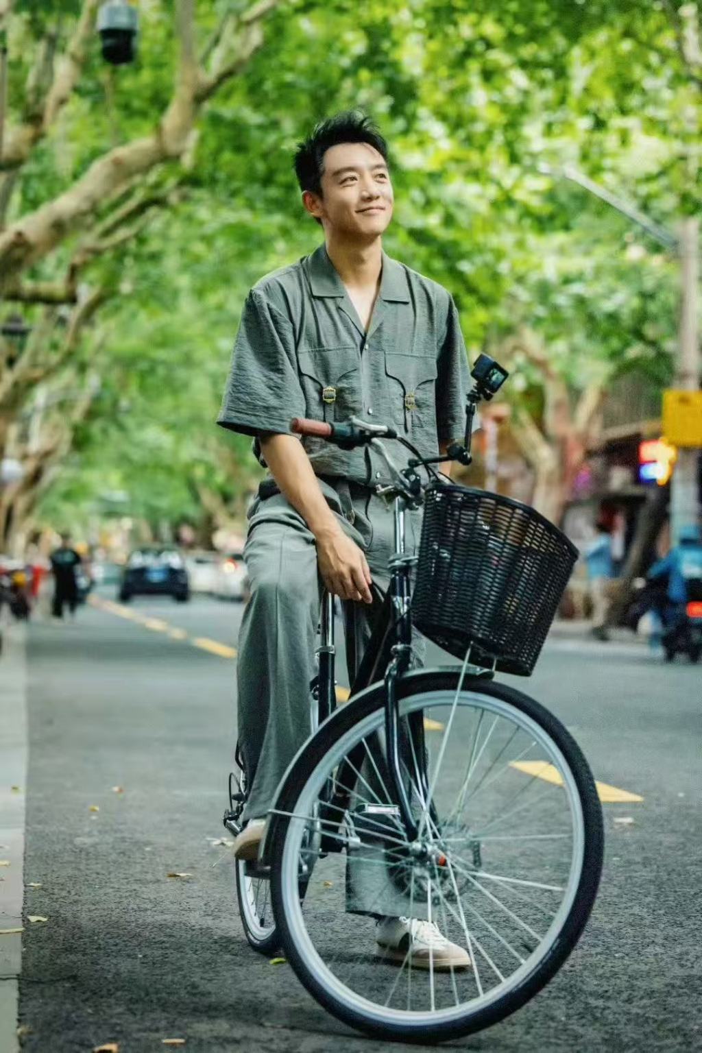 撒贝宁郑恺骑行梧桐区，央视《城市风华录》这季拍上海