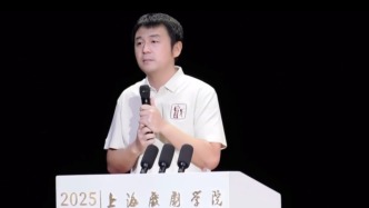 雷佳音寄語上戲新生：要愛老師、愛同學，師生情是最美妙的情感之一