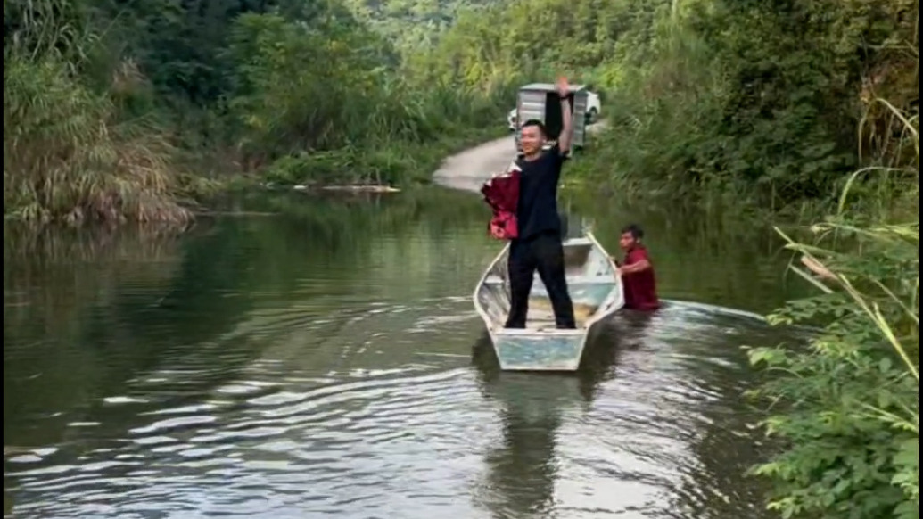 廣西一小伙當(dāng)兵入伍，村民前來相送