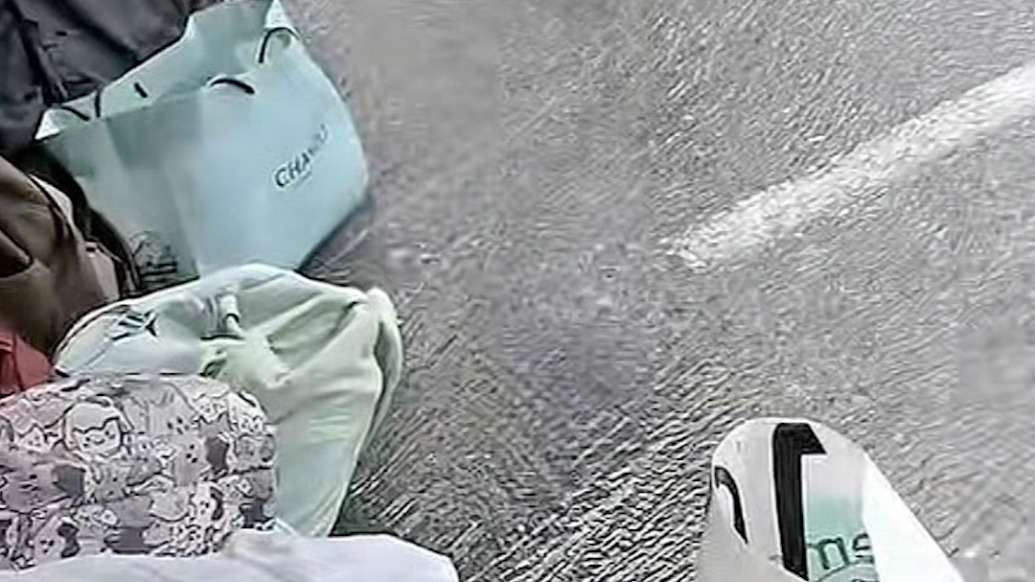 參加教資考試時考生物品被雨水浸泡？考點工作人員：突降大雨，應急措施不足