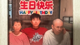 男生帶殘障父母慶生，現(xiàn)場激動發(fā)言感人：感謝他們拉磚供我讀大學(xué)