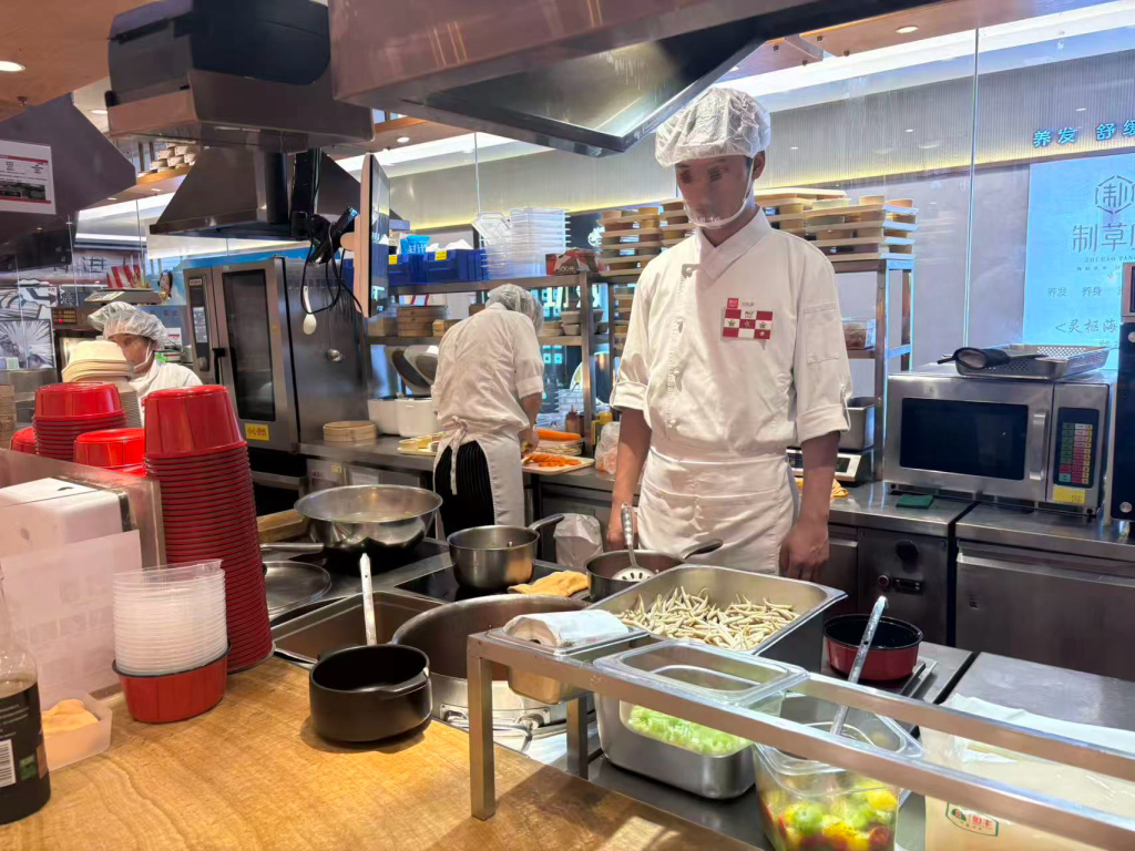 风波后西贝门店：员工称承受不少压力，周末客流下降三四成