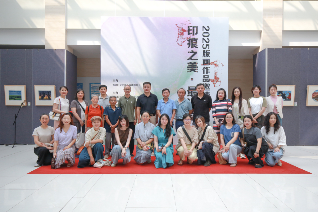 以刻刀为笔，上海与新疆版画艺术家书写时代答卷