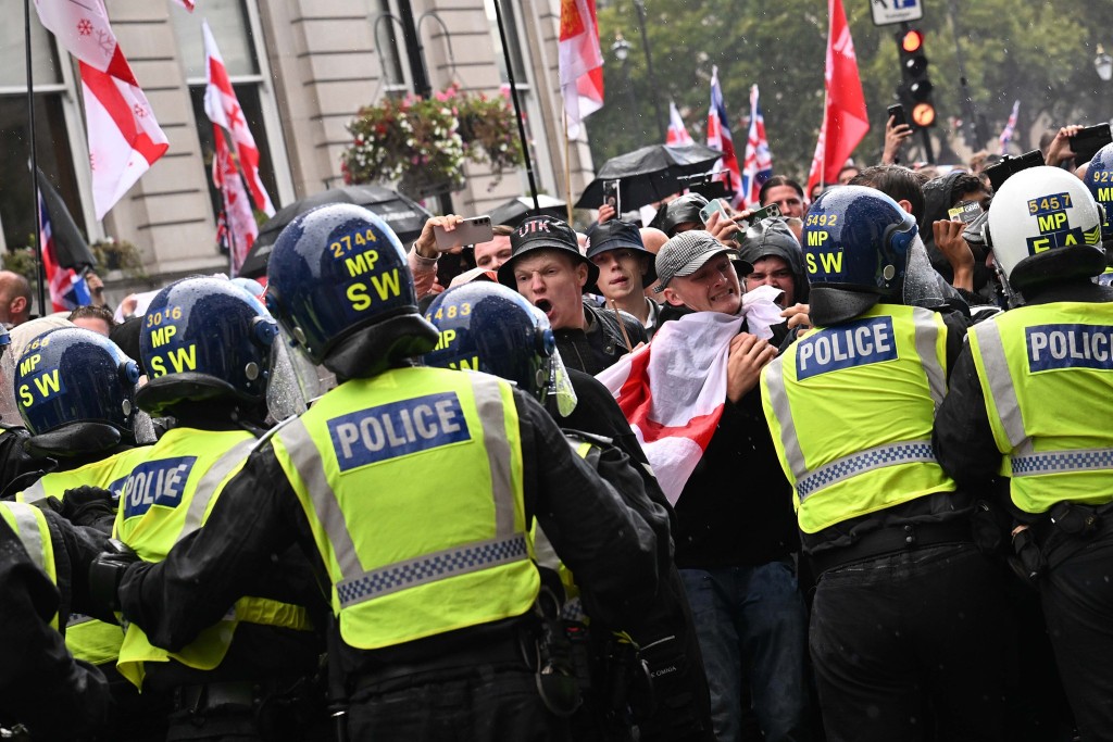 释新闻｜英国爆发大规模反移民抗议，为何美国右翼人士“现身”？