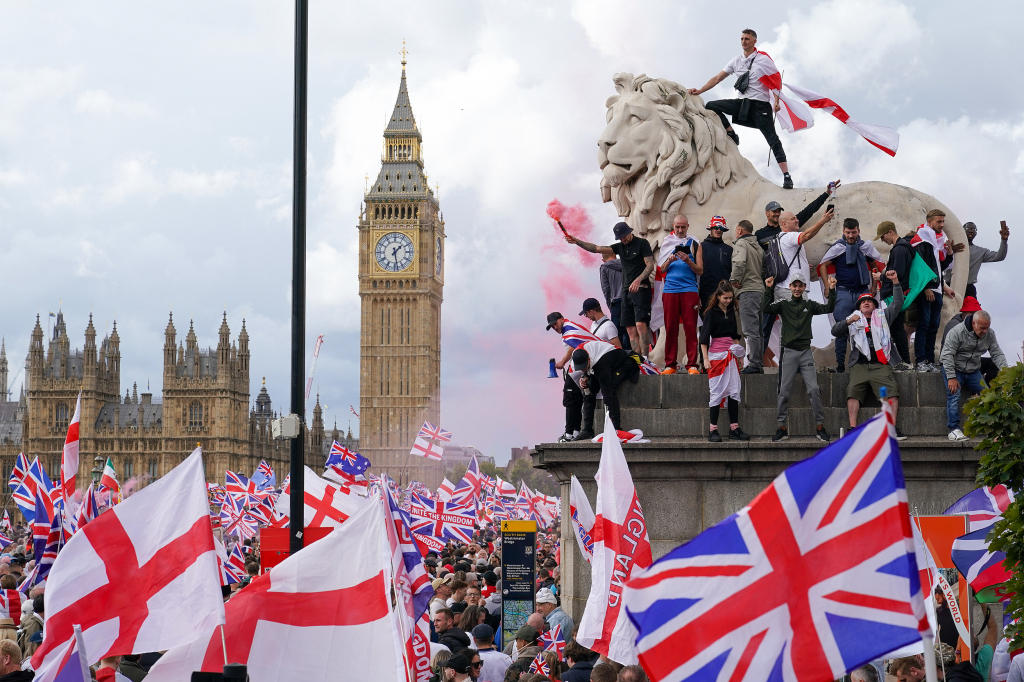 释新闻｜英国爆发大规模反移民抗议，为何美国右翼人士“现身”？