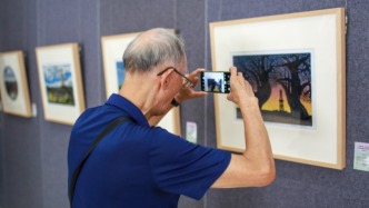 以刻刀為筆，上海與新疆版畫藝術家書寫時代答卷