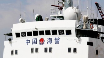 中國海警依法對位黃巖島領海非法活動的多艘菲律賓公務船采取管制措施