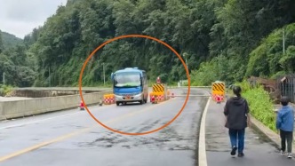 公路彎道上設(shè)三個水泥墩被指存安全隱患，騰沖交運(yùn)局：阻大車通行，暫未驗(yàn)收