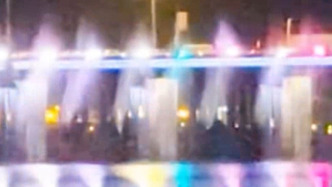 深圳一处海水景观喷泉水被吹上高速公路，管理单位回应