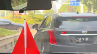 無(wú)人駕駛車多次遭擋牌轎車別停，司機(jī)：想測(cè)下對(duì)方車輛性能