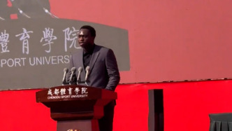 非洲小伙开学典礼秀四川话，“折耳根”口音太地道