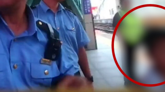 “小迷糊”上完廁所提前下車把爸爸落在火車上，民警助力一家團(tuán)聚