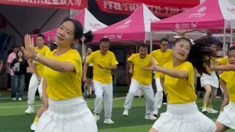 高校老師跳舞歡迎新生，結(jié)束后告知“這是本學(xué)期的考試課程”
