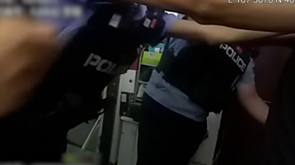 內(nèi)蒙古一男子在小區(qū)內(nèi)持刀傷人，警察被刺傷忍痛將其制服