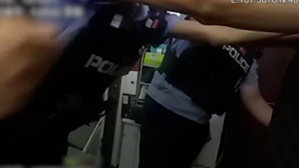內(nèi)蒙古一男子在小區(qū)內(nèi)持刀傷人，警察被刺傷忍痛將其制服