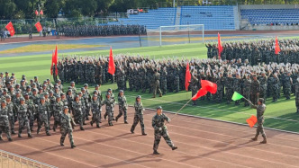 大學(xué)生軍訓(xùn)聽障學(xué)生方隊出場，用手語“唱”國歌